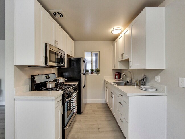 Building Photo - 1830 6th Ave