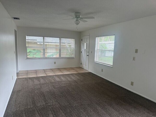 Building Photo - Lovely 1/2 Duplex in St Cloud