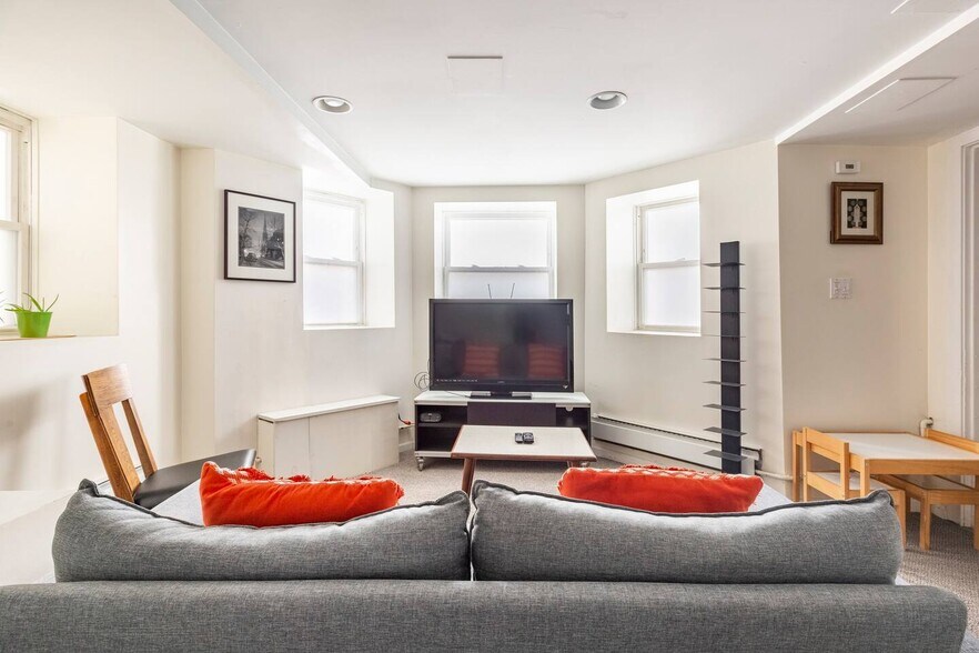 Living Area - 540 S Taylor Ave