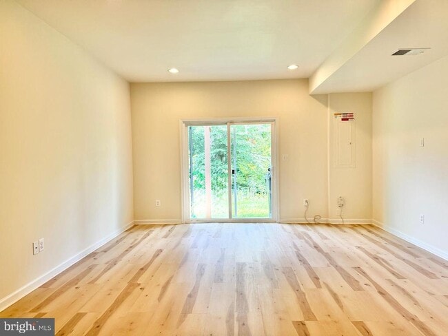 Building Photo - 127 Streamview Dr