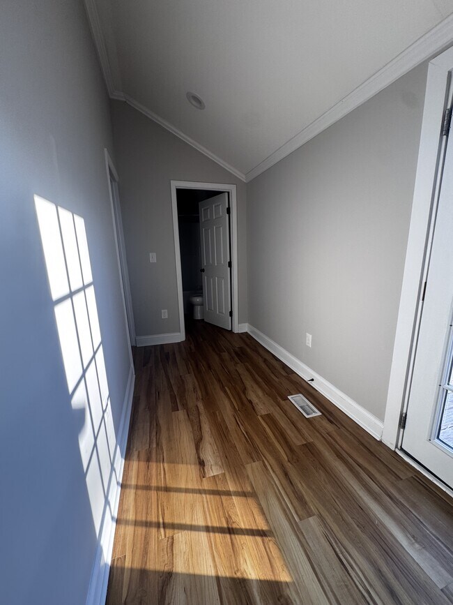 Building Photo - 616 Poplar Ave