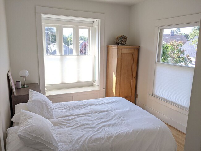 Building Photo - 3bd/1.75ba Seattle Home