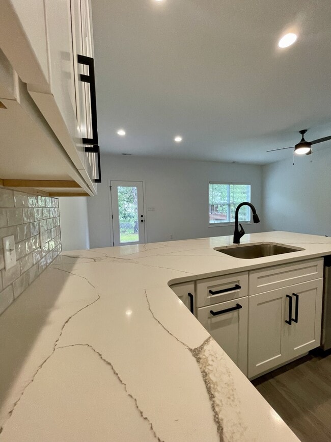 Building Photo - 128 Independence Ln