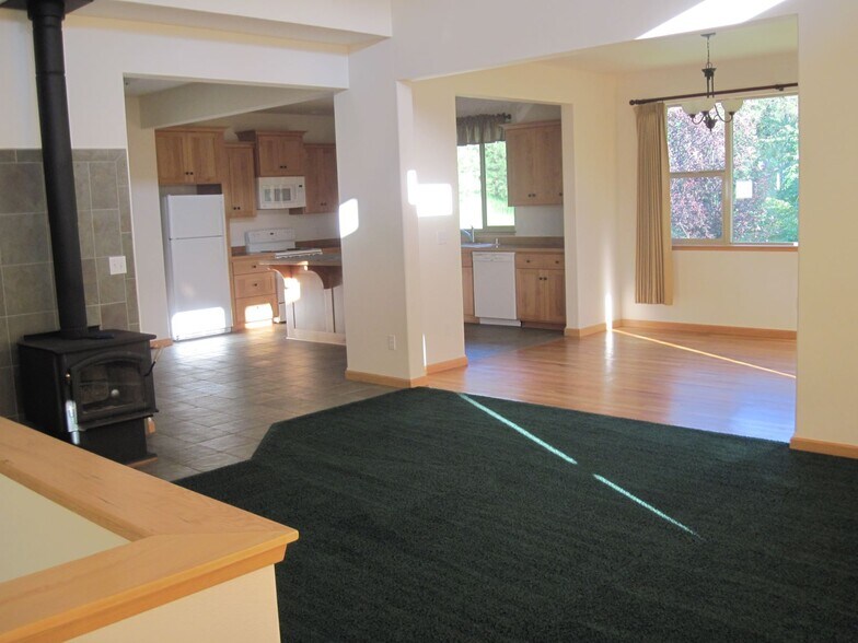 Building Photo - 1381 Mingo Mountain Rd