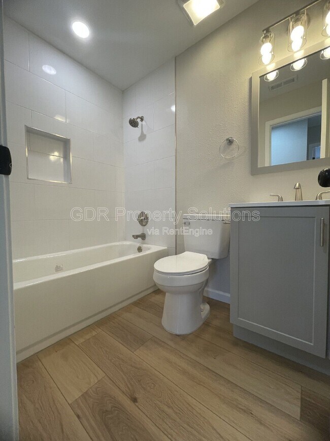 Building Photo - 4733 Platinum Dr NE