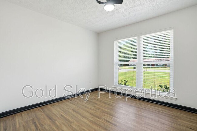 Building Photo - 703 Pineview Ct