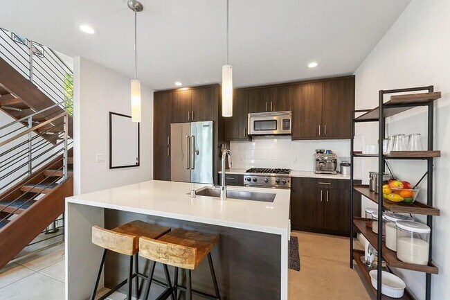 Building Photo - Beatiful 2 bed/ 2 bath townhome in Madison...