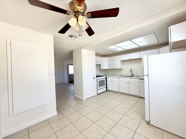 Building Photo - AVAILABLE NOW!! 3 Bedroom 2 Bathroom Upper Level Unit in Cathedral City!