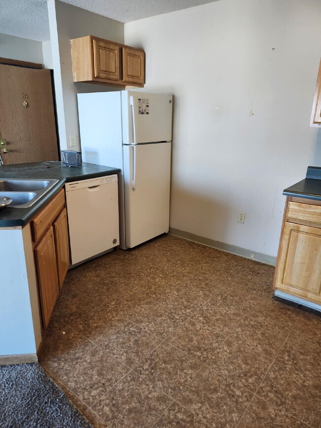 Building Photo - *WINTER MOVE-IN SPECIAL* 3 Bedroom | 2 Bathroom 3rd Floor (Top Floor) Unit in Oelwein Available i...