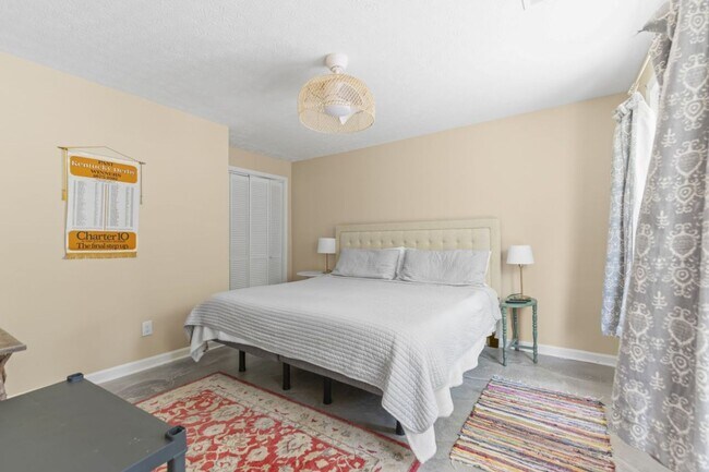Building Photo - 3 Bedroom Furnished in Oldham County