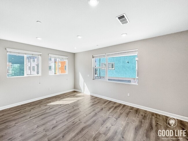 Building Photo - Beautiful 4BD/4BA Townhouse in Otay Ranch ...