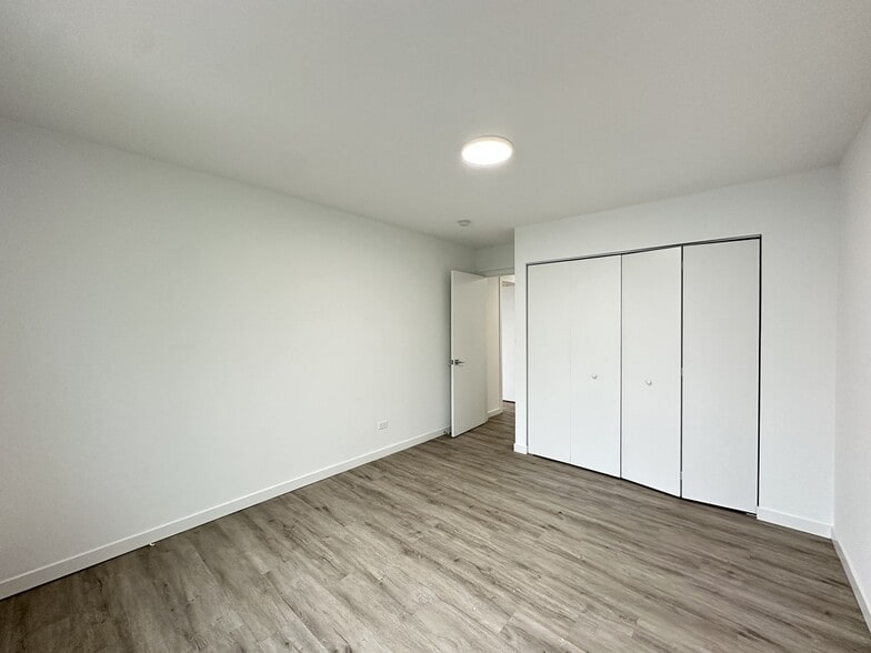 Building Photo - 7621 N Sheridan Rd