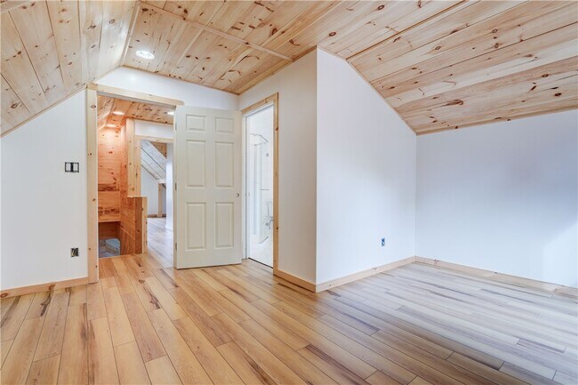 Building Photo - 413 Caroline St
