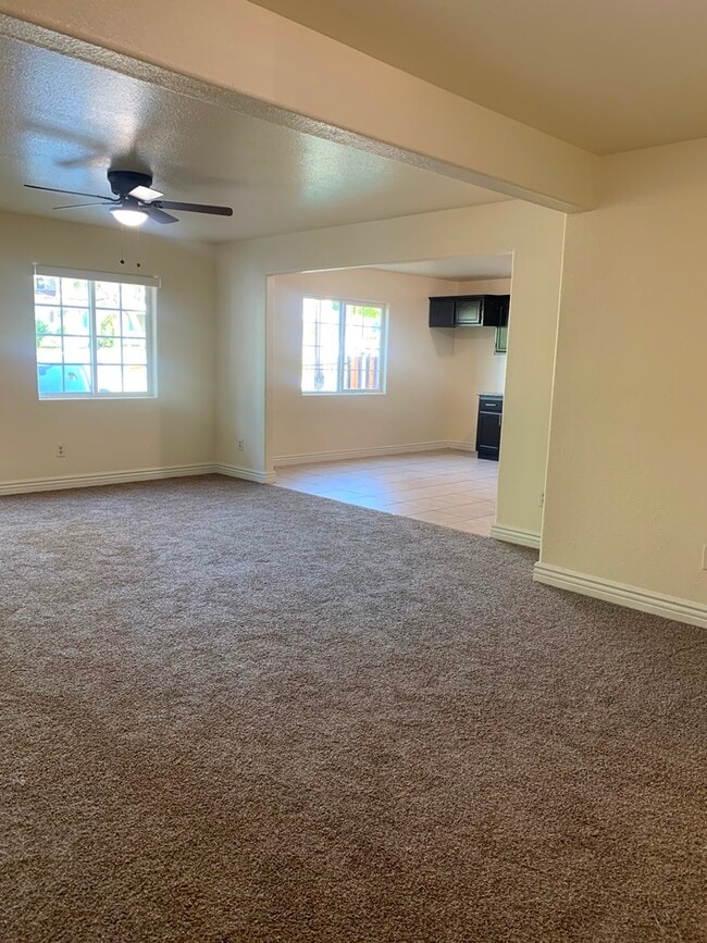 Building Photo - 2554 Eastlake Ave