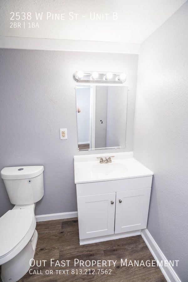 Building Photo - Freshly Renovated 2 Bedroom/1 Bath