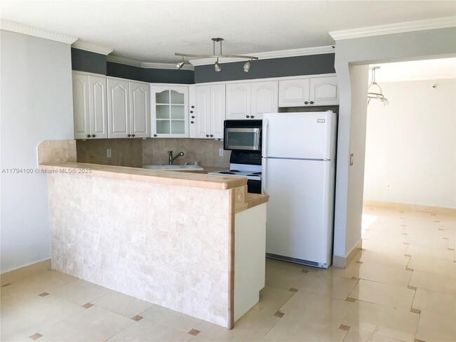 Building Photo - 2642 Collins Ave