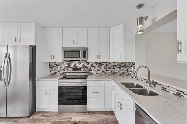 Building Photo - 4530 Pinebrook Cir