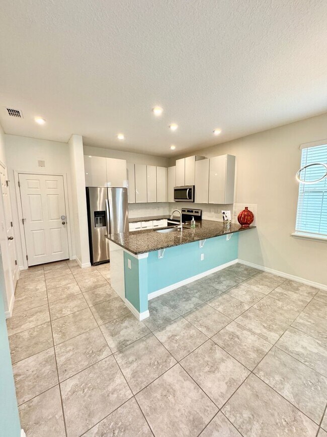 Building Photo - FOR RENT - Beautiful end unit townhouse in Clermont - Waterbrooke