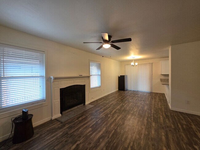 Building Photo - !!NEW PRICE DROP!! Massive 5 Bedroom Townh...