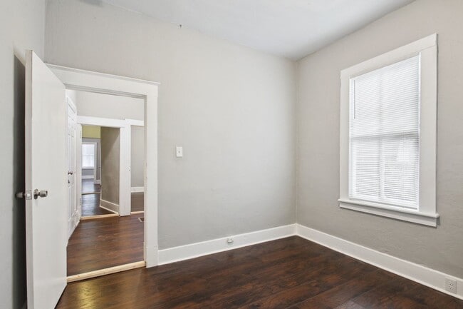 Building Photo - Large 3BR/2BA Near Downtown Savannah Home For Rent