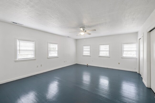 Building Photo - Charming 4-Bedroom Home in North Charleston!