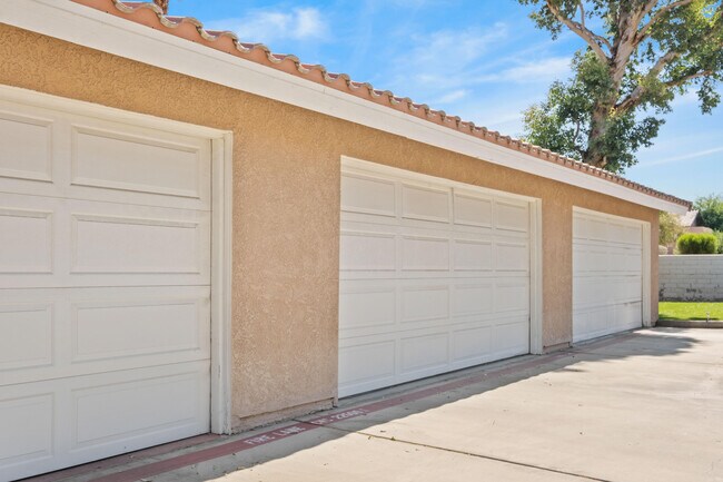 Building Photo - 424 Tava Ln