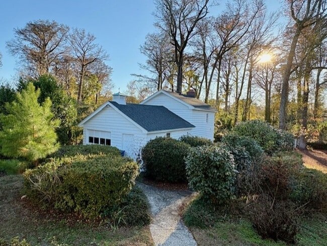 Building Photo - Beautifully Updated House in Forest Hills!