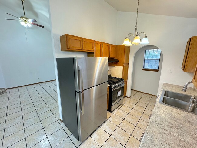 Building Photo - East El Paso 2bed/2bath duplex