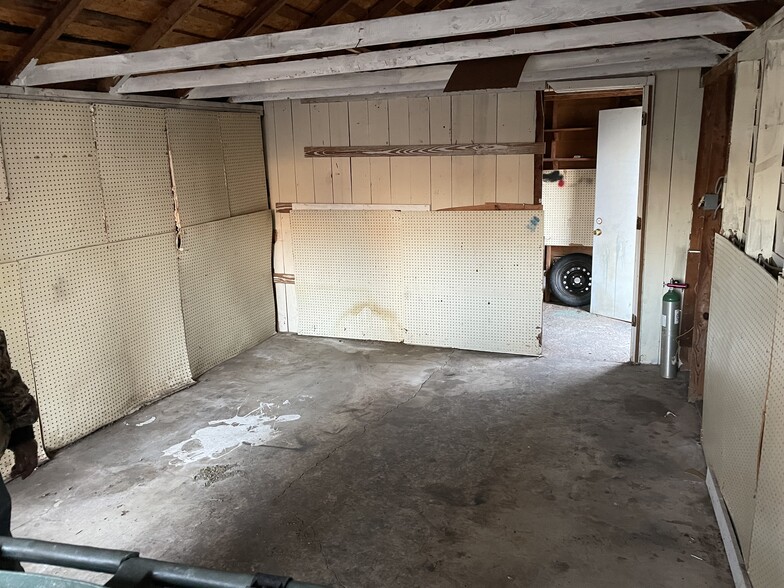 Garage - 212 N McKown Ave