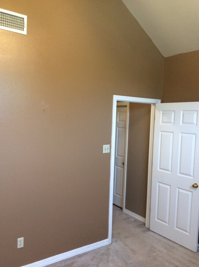 Building Photo - Great 3 bedroom, close to everything