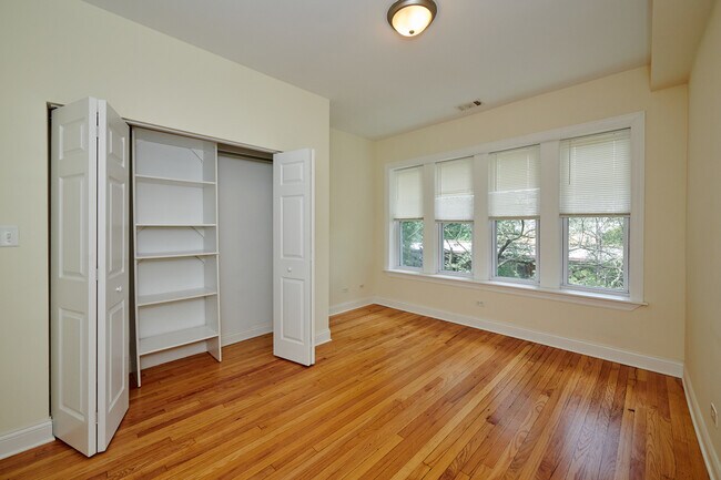 Building Photo - 7209 N Damen Ave