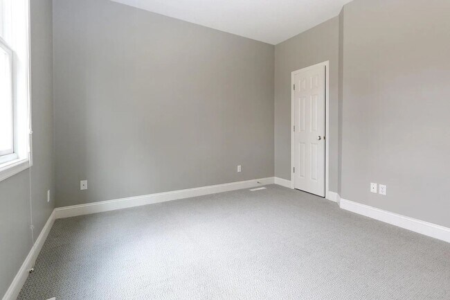 Building Photo - Rare 4 bed singe family super nice luxurio...
