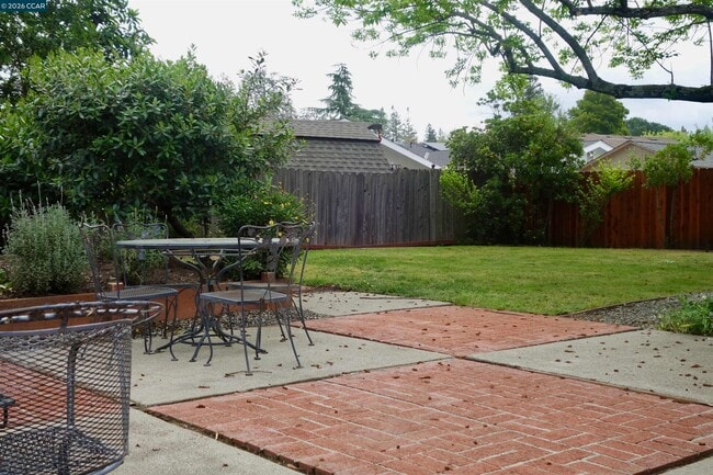 Building Photo - 609 Maureen Ln