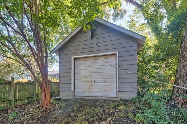 Building Photo - Adorable bungalow in Cottontown!