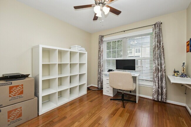 Building Photo - Nestled in the desirable Potomac Lakes com...