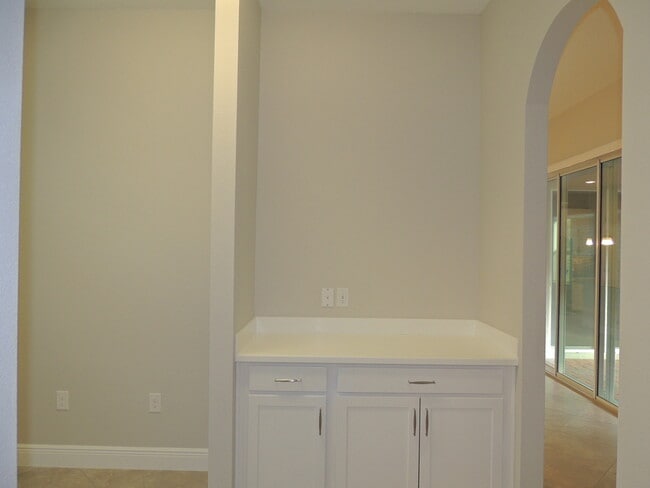 Building Photo - Move in ready! Newer home in great location.