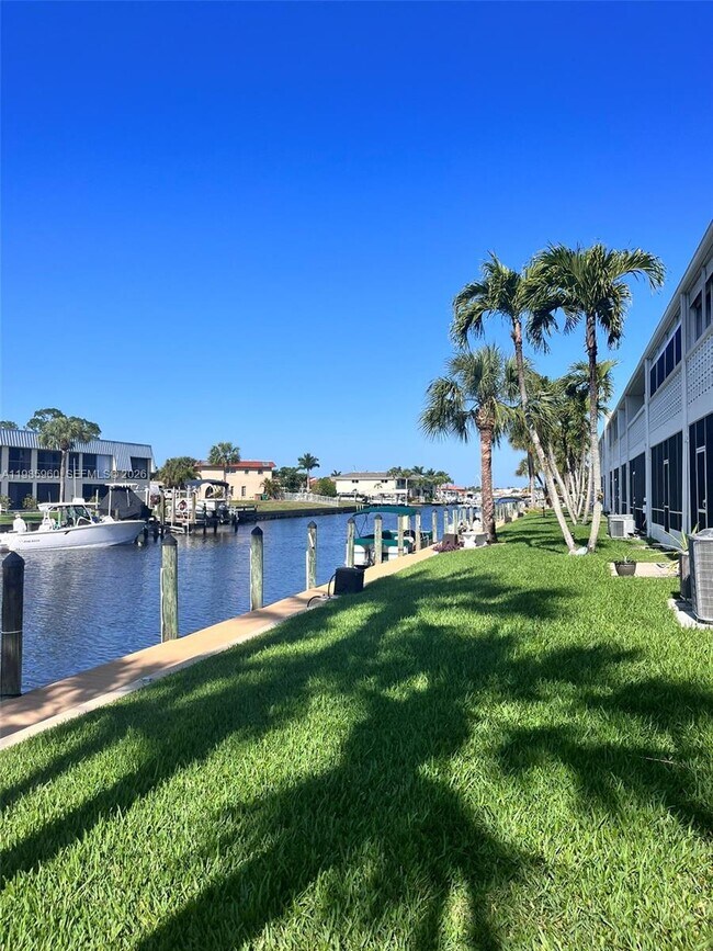 Building Photo - 708 Victoria Dr