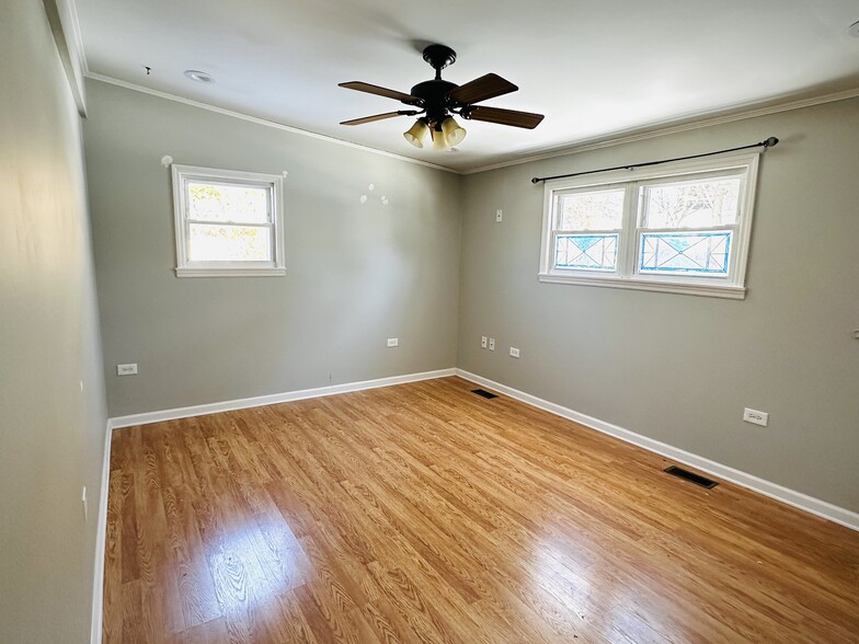 Main bedroom w/walk-in closet & extra closet - 5 Greenwich Dr