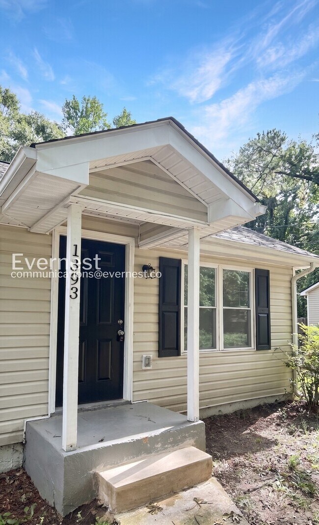 Building Photo - 3-Bed/2-Bath Home/Pet Friendly/Available Soon!