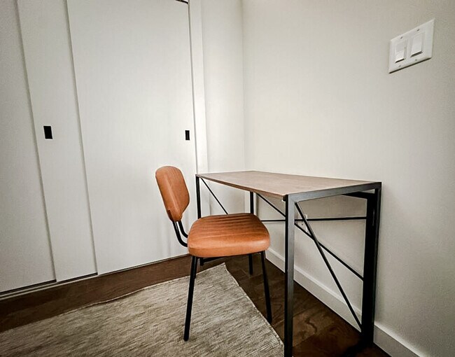 Building Photo - 403 W 4th St N