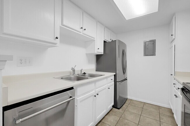 Building Photo - $1,825 - 2 Bed, 2 Bath Condo in Denver wit...