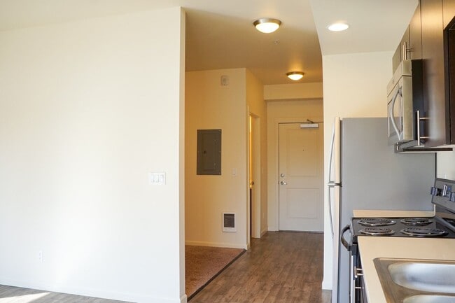 Building Photo - Love Where You Live!  Great Studio in Sellwood!