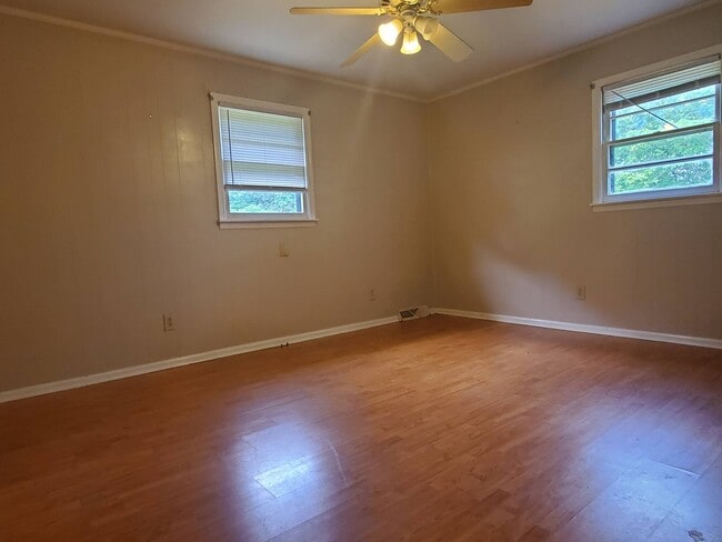 Building Photo - 255 Sunset Ln