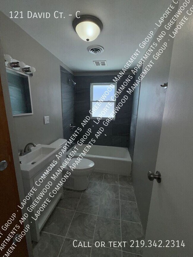 Building Photo - 121 David Ct