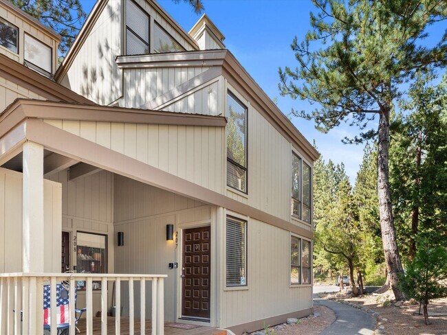 Building Photo - LONG-TERM RENTAL: Updated Townhome in Prime Location! 2 Bedrooms & Loft, Fully Furnished!
