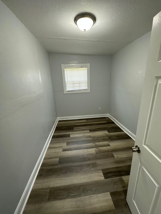 Building Photo - Fully Renovated 3/1 Single Family House Av...