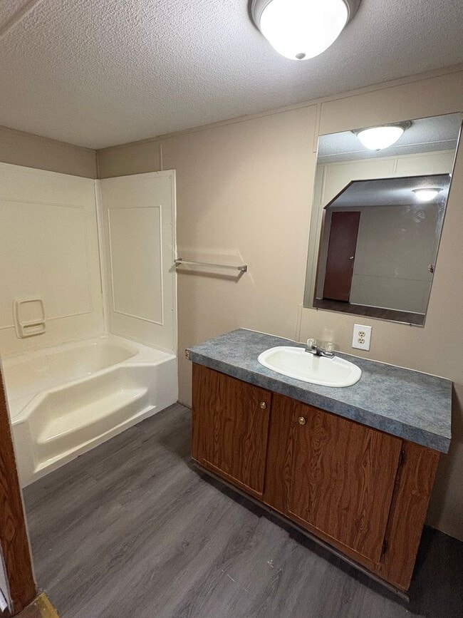 Building Photo - Spacious 3 Bedroom In Yorktowne