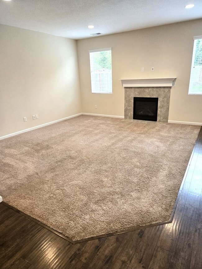 Building Photo - Excellent Location!  Like new built 2017 -...