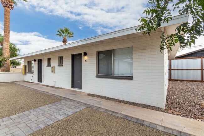 Building Photo - 1 Bed | 1 Bath -  Central Tempe Courtyard Style Unit