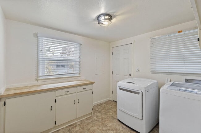 Building Photo - 916 NE 11th St